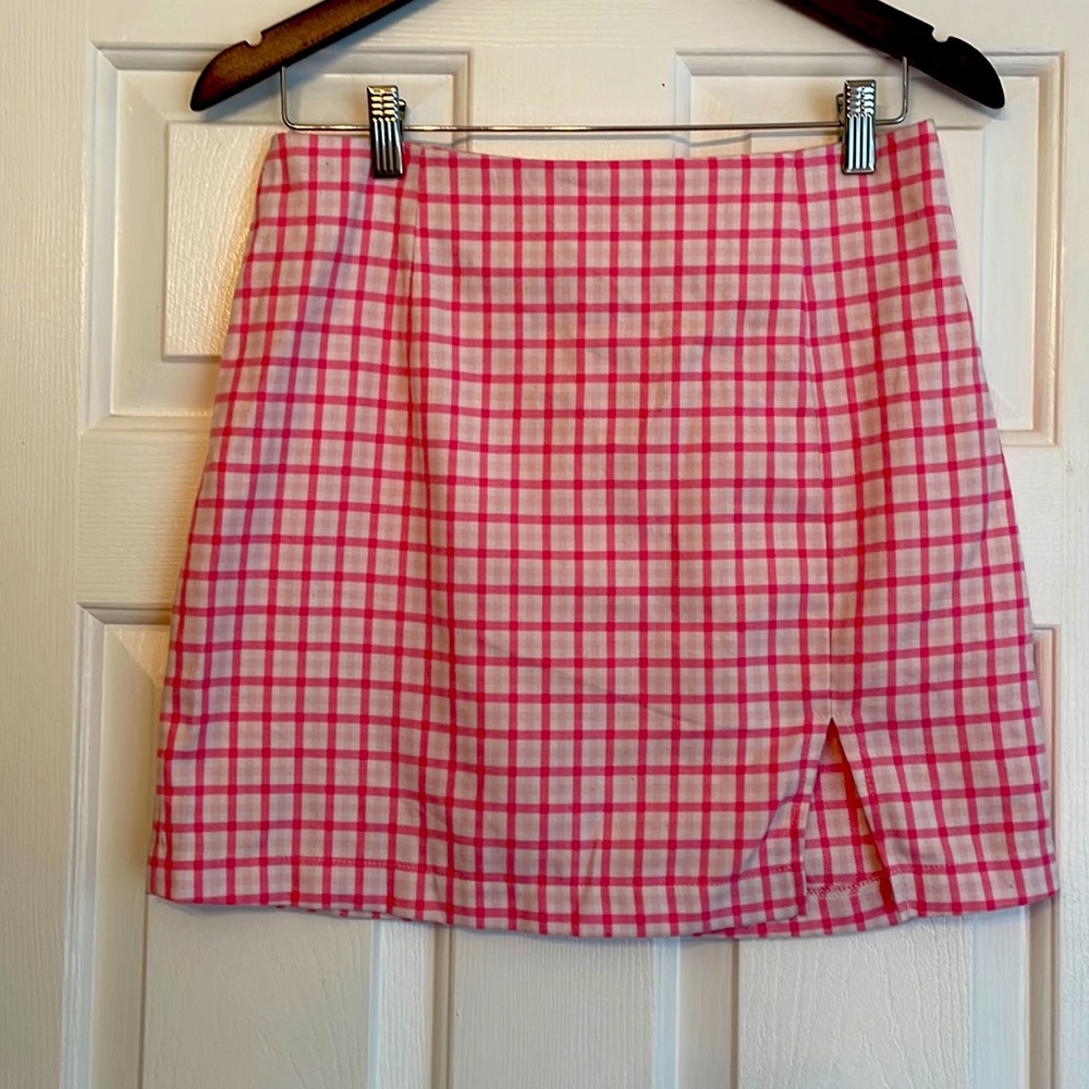 Wild fable adorable skirt. Pink/white with small slit. Size 10